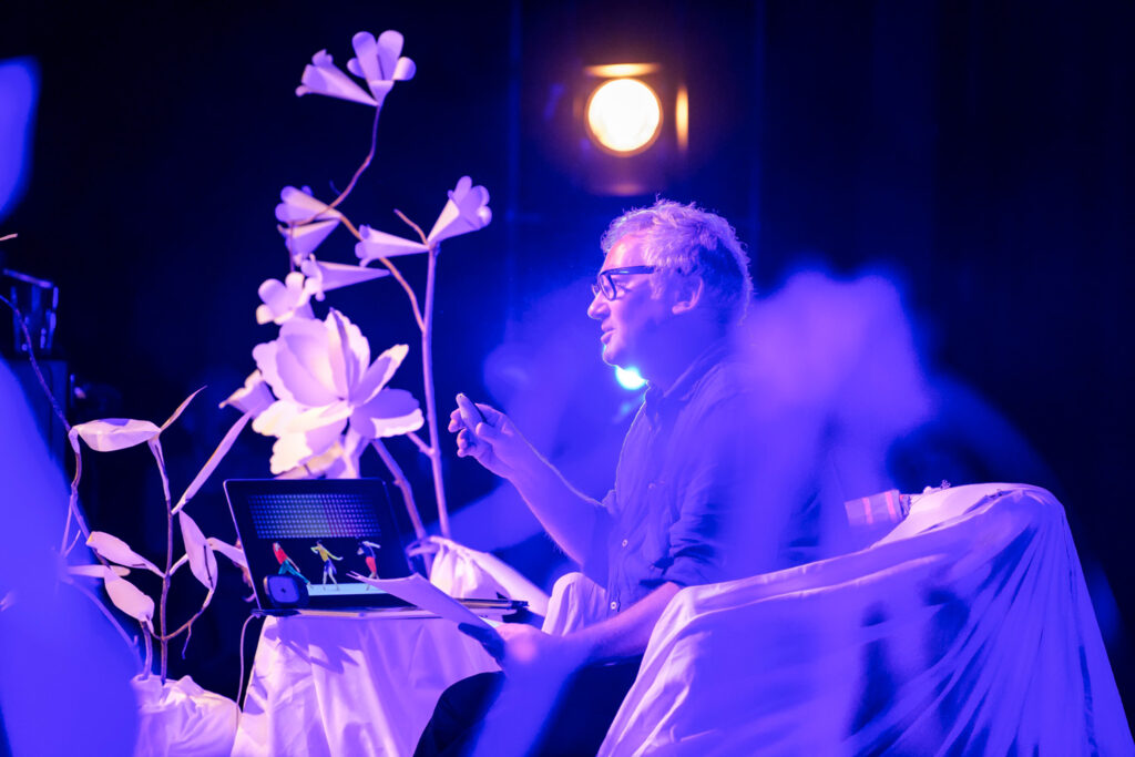 Grafixx paper flower scenography by Wilder Antwerp, with a.o. designer Paul Cox