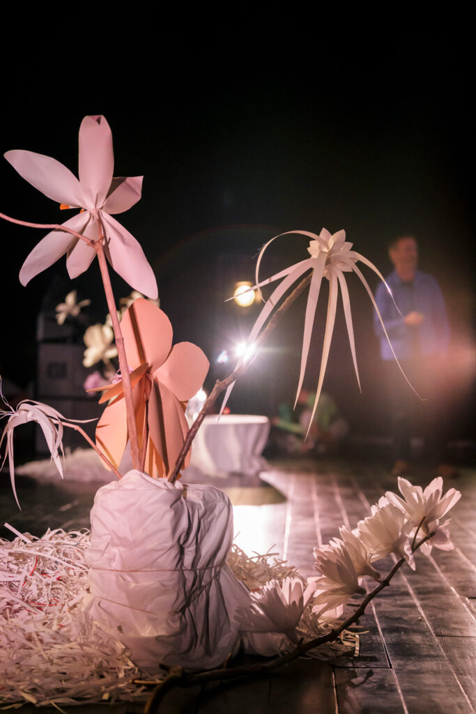 Scenografie met papieren bloemen voor Grafixx festival 2019 door Wilder