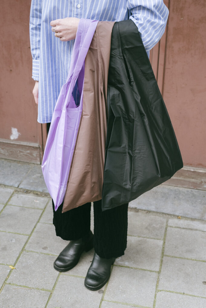Baggu reusable bags in various colours: lilac, brown, black
