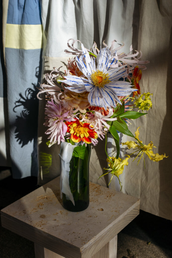 Duurzaam bruidsboeket op maat voor een zomerhuwelijk, met een papieren bloem en kleurrijke dahlia's door Wilder Antwerpen