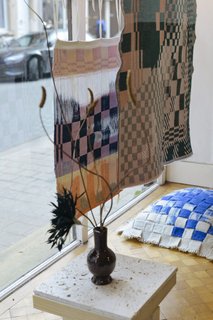 Tentoonstelling van ikat weefsels door textielontwerpers Vera Roggli en Laure Van Brempt van Wiesi Will bij Wilder Antwerpen