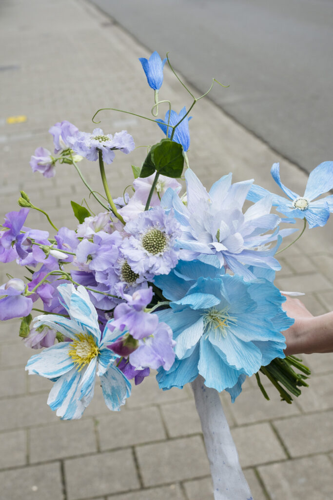 Bruidsboeket met papieren bloemen in blauw en lila voor Laura