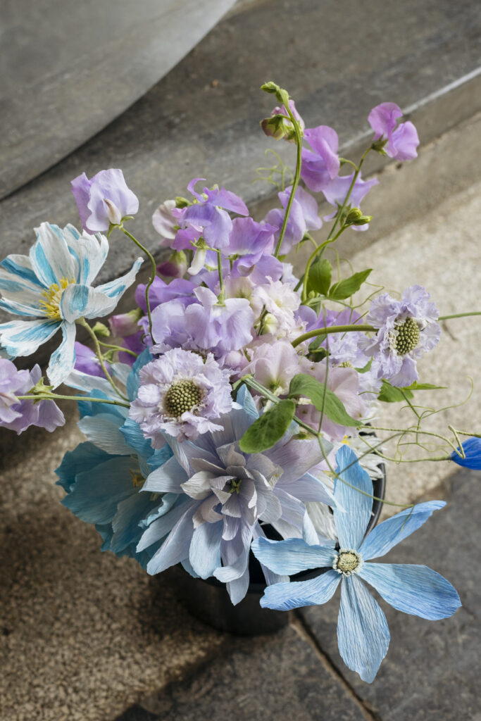 Bruidsboeket met papieren bloemen in blauw en lila voor Laura