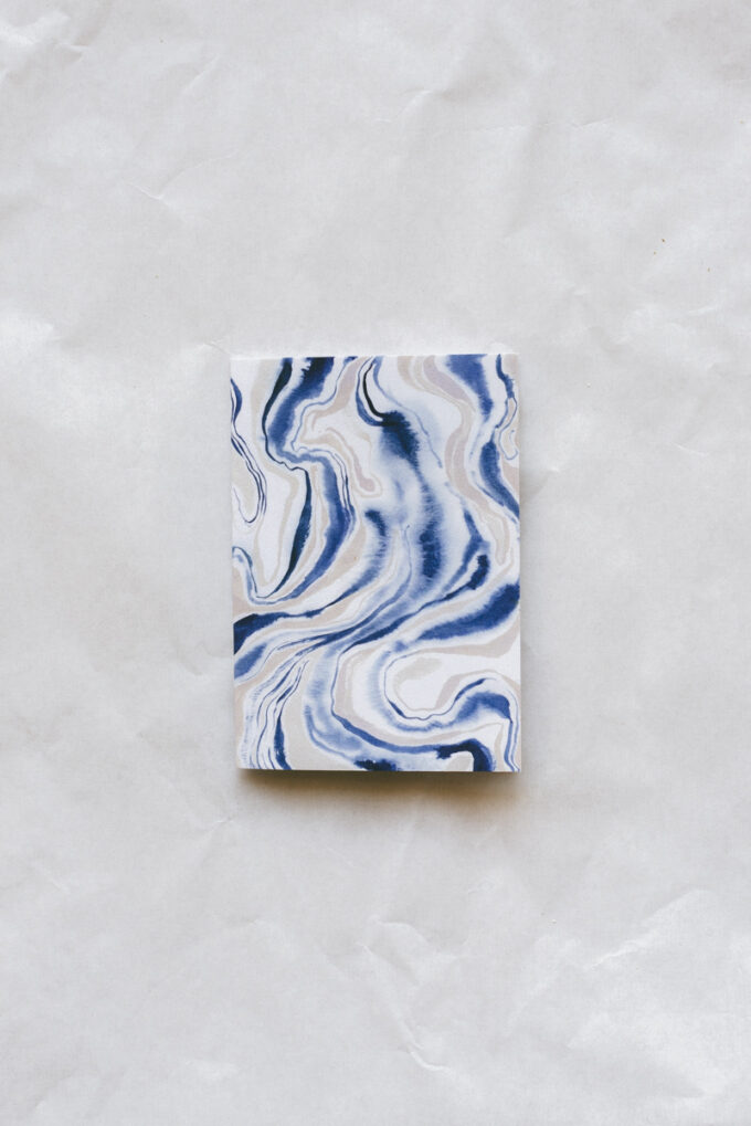 Blauw 'Marble' minikaartje met enveloppe - papierwaren bij Wilder Antwerpen