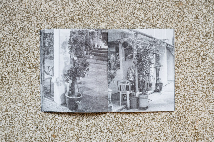 'Forming Cityscapes #8: Plants' riso fotografie zine door Gideon-Jamie uitgegeven bij Temporary Press, te koop bij Wilder Antwerpen