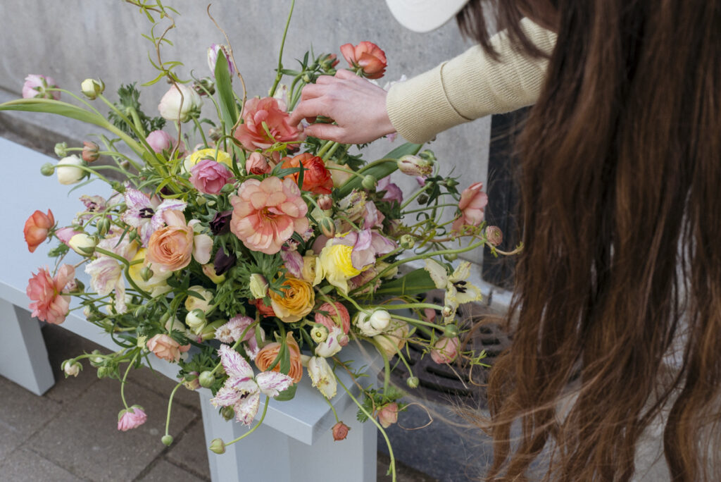 Seasonal, local funeral flower pieces by Wilder Antwerp