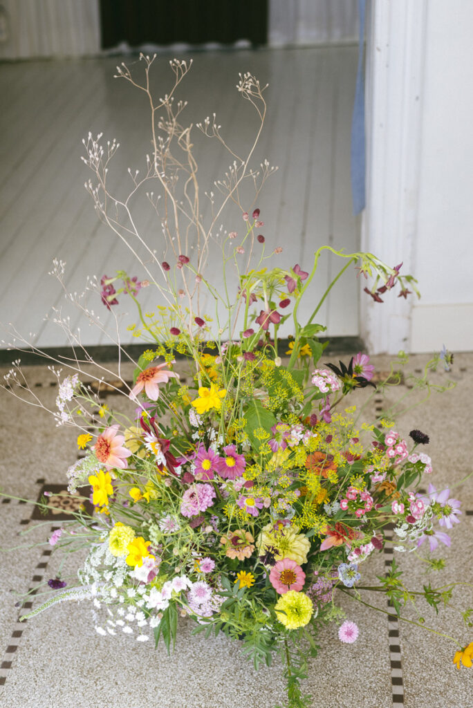 Seasonal flower arrangement for a funeral, July 2022 by Wilder Antwerp