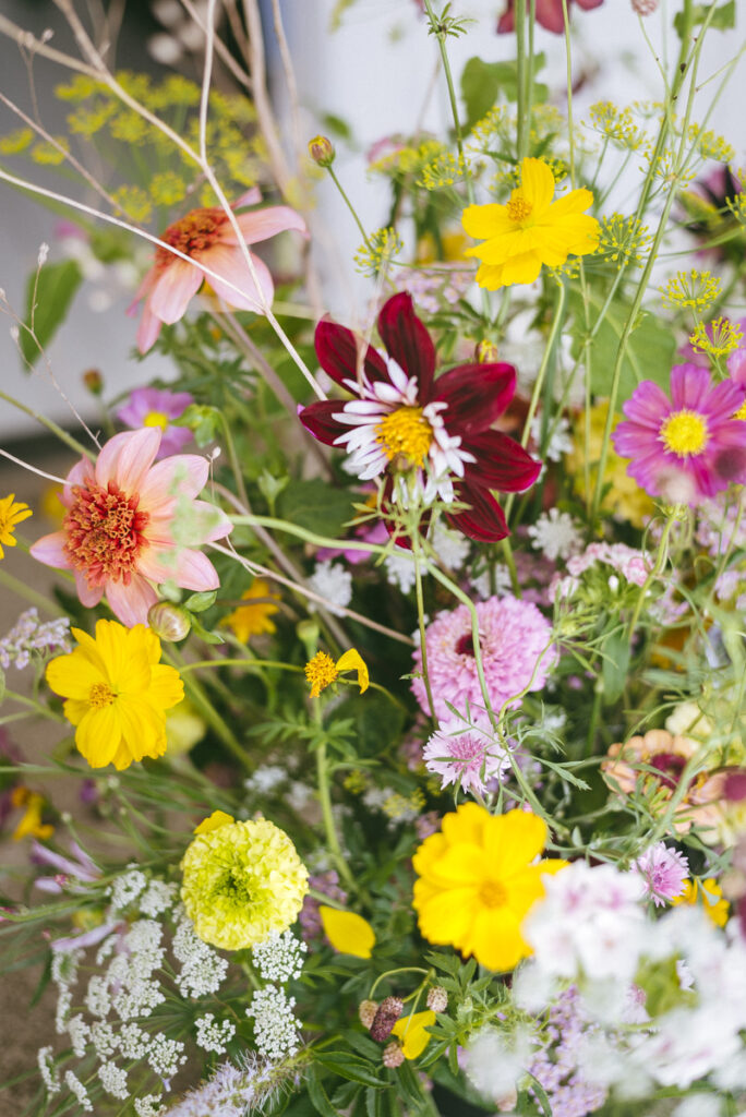Seasonal flower arrangement for a funeral, July 2022 by Wilder Antwerp