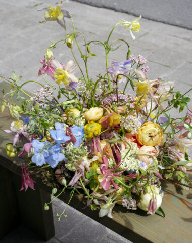 Sustainable garden-style funeral flower piece with seasonal spring flowers by Wilder Antwerp
