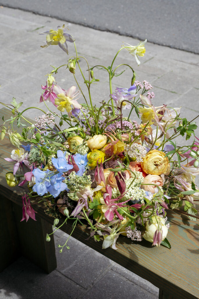 Sustainable garden-style funeral flower piece with seasonal spring flowers by Wilder Antwerp