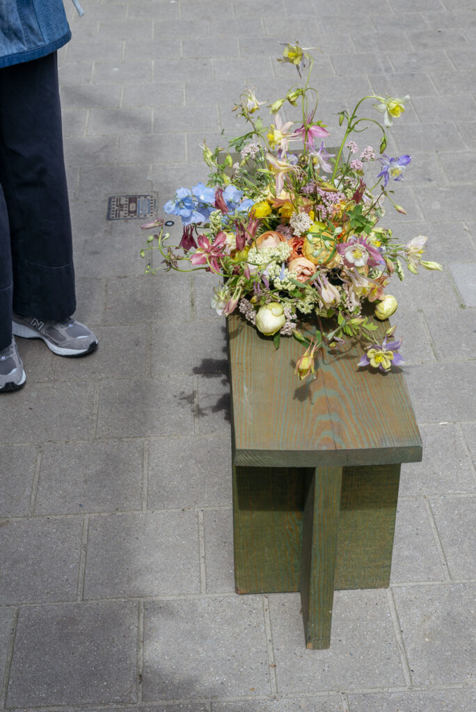 Sustainable garden-style funeral flower piece with seasonal spring flowers by Wilder Antwerp