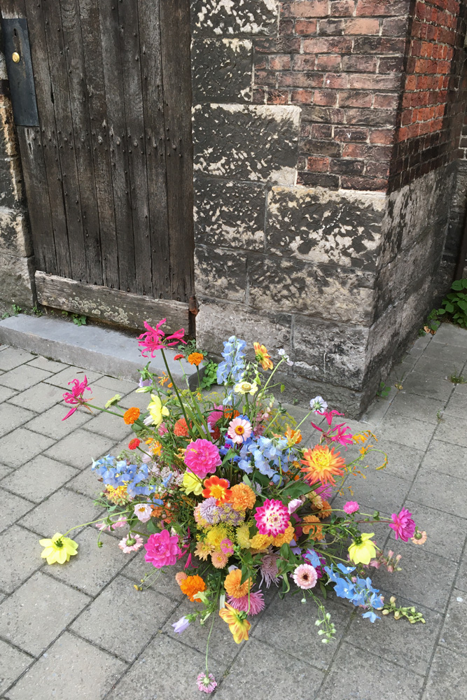 Sustainable garden-style funeral flower piece with seasonal summer flowers by Wilder Antwerp
