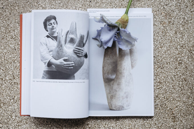 'Valentine Schlegel: Je Dors, Je Travaille' door Hélène Bertin biedt een unieke blik op het leven en werk van de Franse kunstenares, beeldhouwer en keramist.