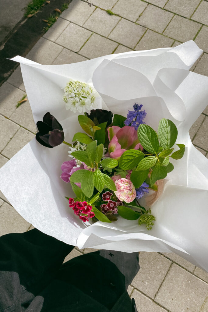 Wedding bouquet with seasonal spring flowers by Wilder Antwerp