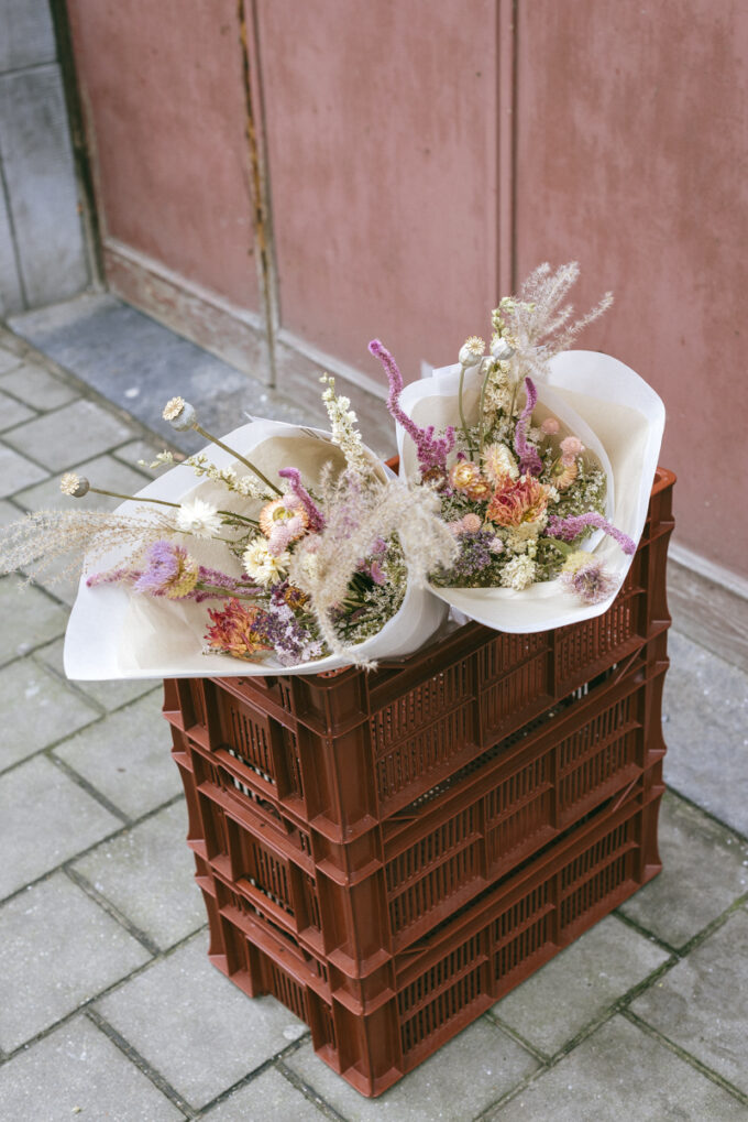 Dried bouquet with local, organic flowers for Antwerp delivery by Wilder - lilac / cream / rusty mix