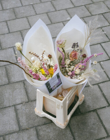 Dried bouquet with local, organic flowers for Antwerp delivery by Wilder - yellow/ pink / orange mix andlilac / cream / rusty mix