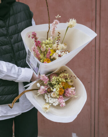 Droogboeket met lokale, biologische bloemen voor levering binnen Antwerpen door Wilder - geel / roze / oranje mix