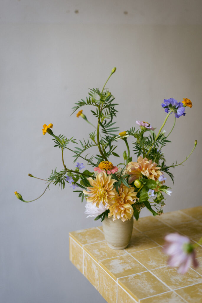 Verse bloemstukken op maat met lokale seizoensbloemen, door Wilder Antwerpen