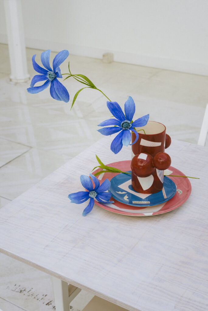 Paper flowers by Wilder Antwerp for MAD Brussels creative lunches - Ceramics by Kiki Van Eijk