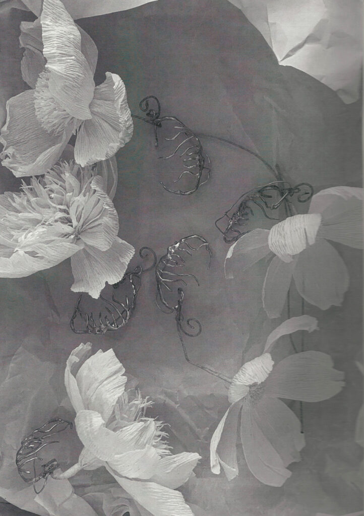 Papieren bloemen door Wilder Antwerpen aan een ear cuff door Anca Barjovanu, voor de modecollectie van Sofia Hermens Fernandez