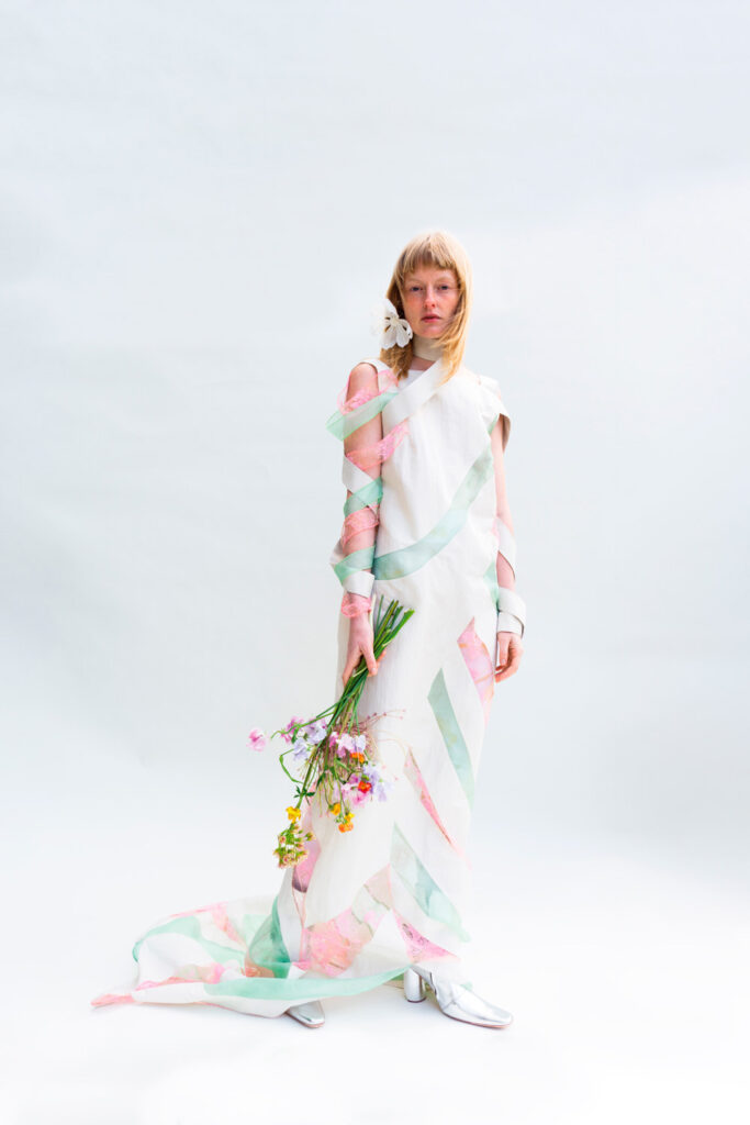 Look uit de modecollectie van Sofia Hermens Fernandez, met papieren bloem van Wilder Antwerpen