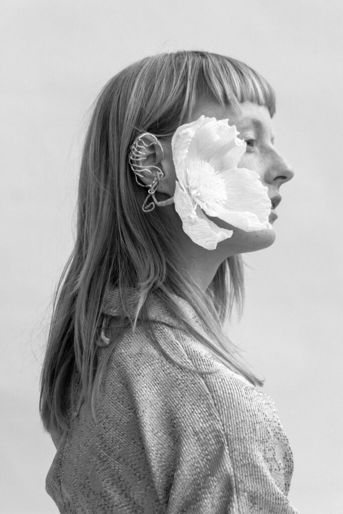 Papieren bloemen door Wilder Antwerpen aan een ear cuff door Anca Barjovanu, voor de modecollectie van Sofia Hermens Fernandez