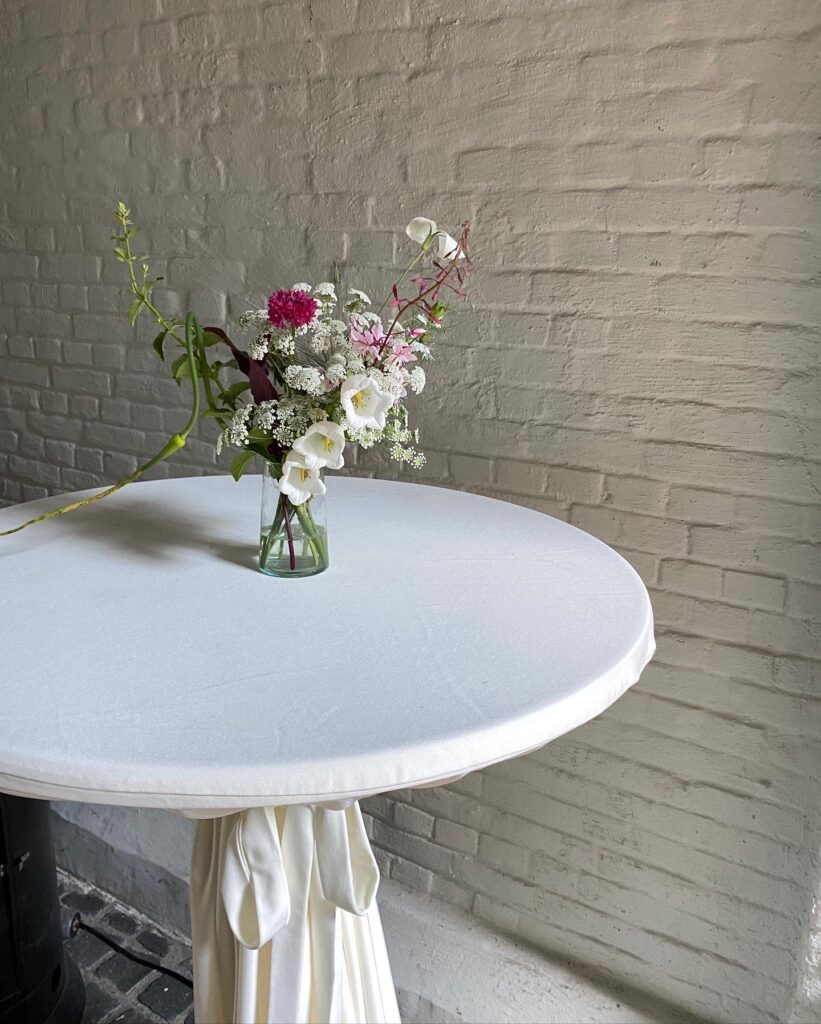 Small floral table pieces for a Summer wedding by Wilder Antwerp