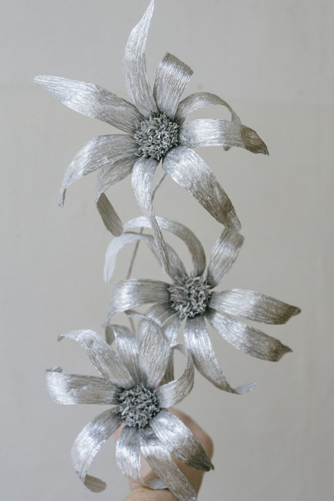 Zilveren papieren bloemen handgemaakt door Wilder