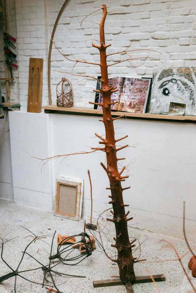 Pot ornament stand and soil, a project by Tine Colen at Wilder Antwerp